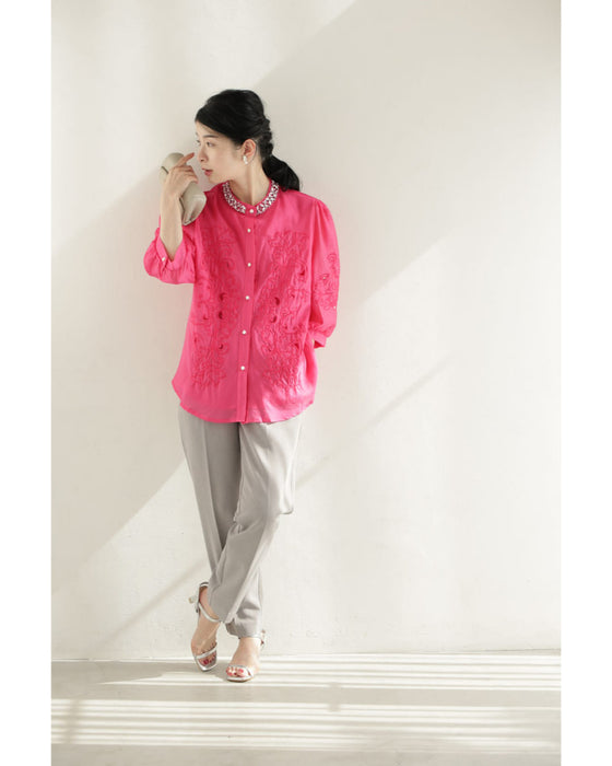 刺繍浮かぶ華やかピンクのビジューネックシャツトップス