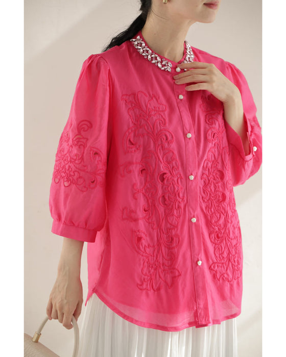 刺繍浮かぶ華やかピンクのビジューネックシャツトップス
