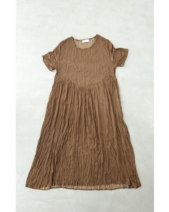 しっとりと柔らかなシワ加工ロングワンピース