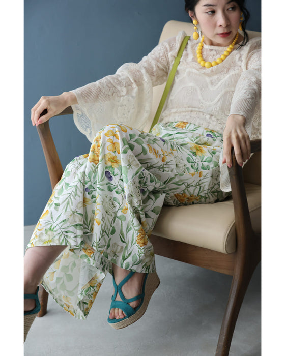 さらりと快適な履き心地。花々の美しさ広がるワイドパンツ