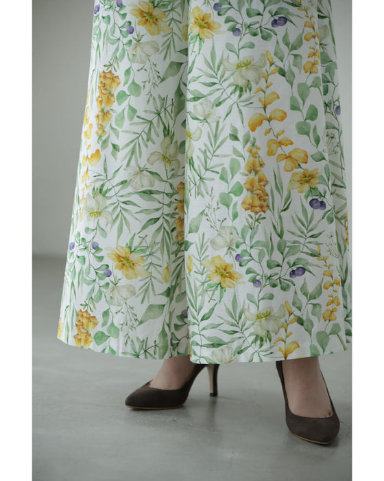 さらりと快適な履き心地。花々の美しさ広がるワイドパンツ