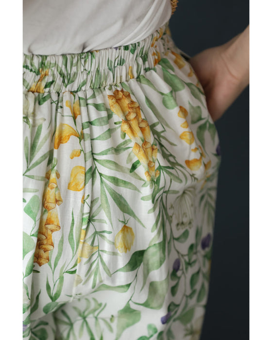 さらりと快適な履き心地。花々の美しさ広がるワイドパンツ