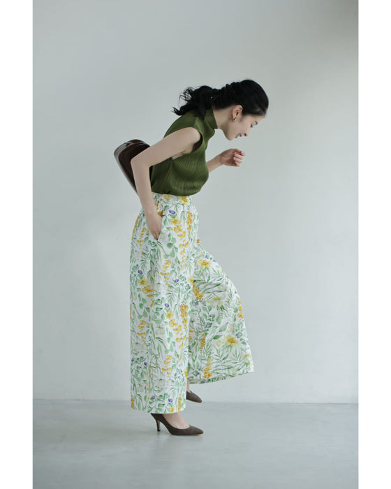 さらりと快適な履き心地。花々の美しさ広がるワイドパンツ