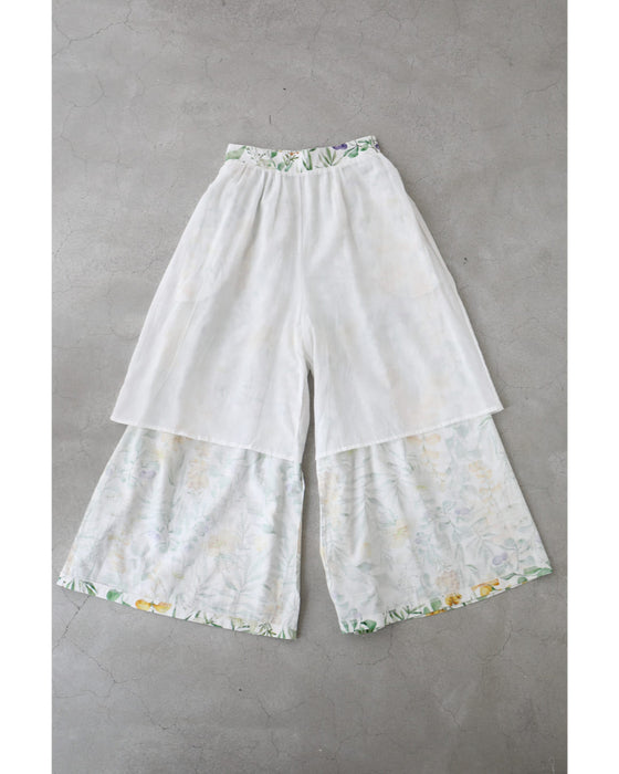 さらりと快適な履き心地。花々の美しさ広がるワイドパンツ