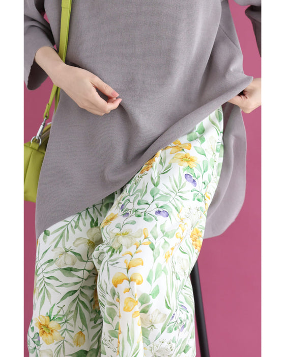 さらりと快適な履き心地。花々の美しさ広がるワイドパンツ