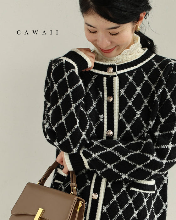 エレガントな金ボタンとダイヤチェック柄ニットカーディガン