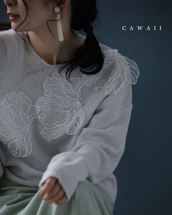 アシンメトリーなシアーデコルテの白花ニットプルオーバートップス