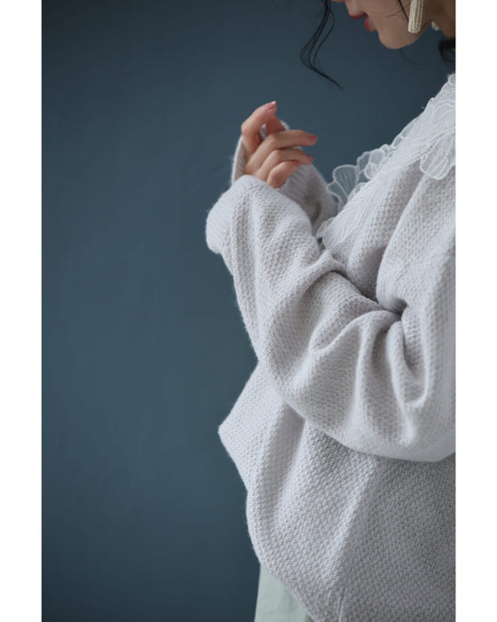 アシンメトリーなシアーデコルテの白花ニットプルオーバートップス