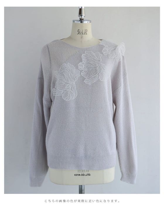 アシンメトリーなシアーデコルテの白花ニットプルオーバートップス