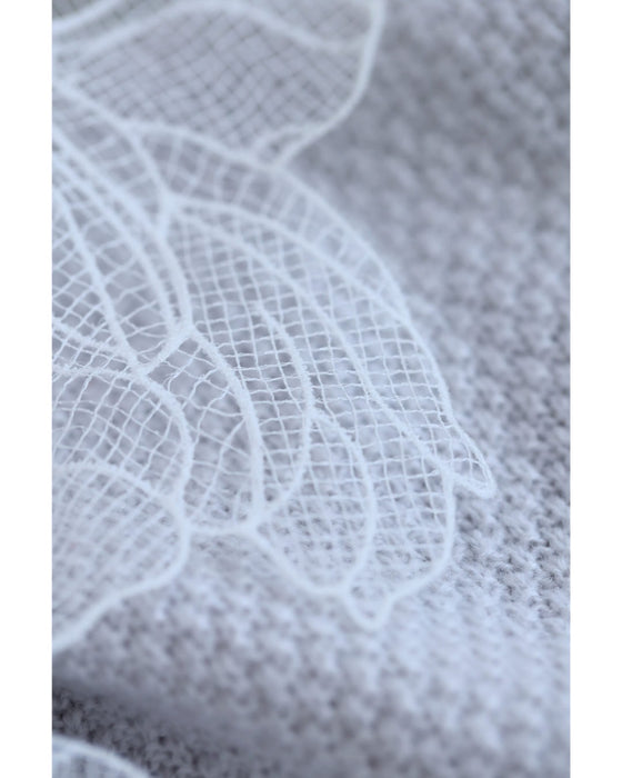 アシンメトリーなシアーデコルテの白花ニットプルオーバートップス