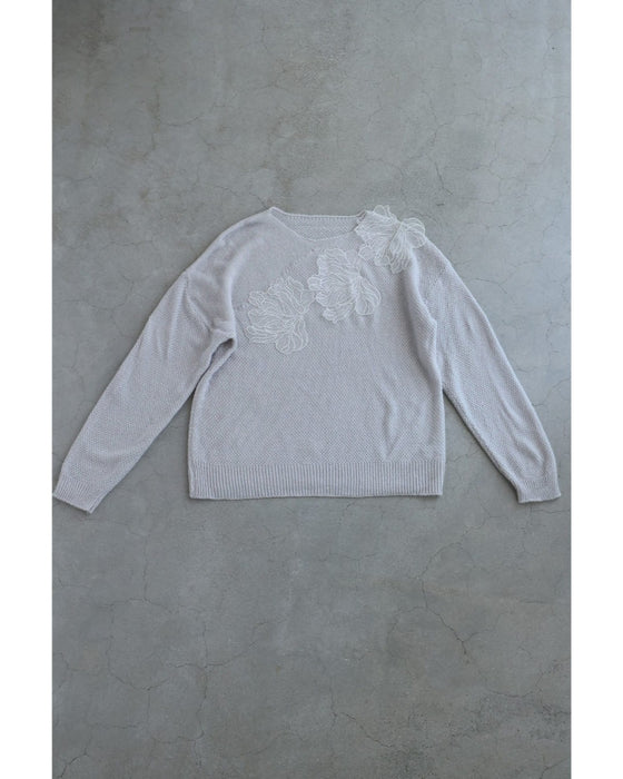 アシンメトリーなシアーデコルテの白花ニットプルオーバートップス