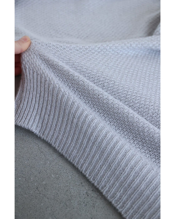 アシンメトリーなシアーデコルテの白花ニットプルオーバートップス