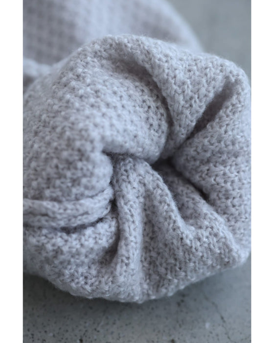 アシンメトリーなシアーデコルテの白花ニットプルオーバートップス