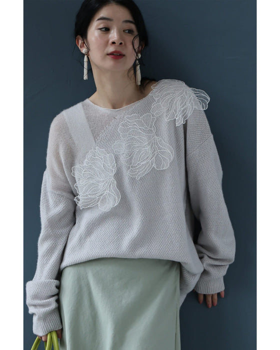 アシンメトリーなシアーデコルテの白花ニットプルオーバートップス