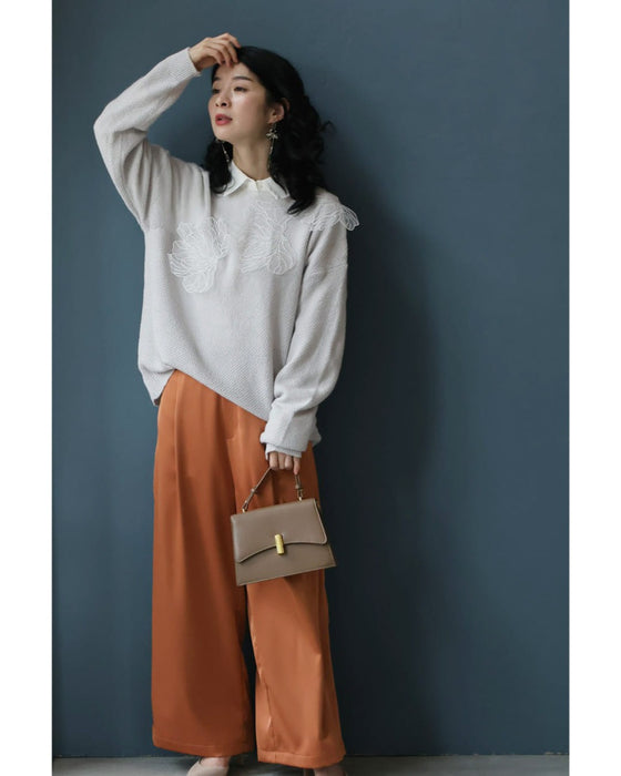 アシンメトリーなシアーデコルテの白花ニットプルオーバートップス