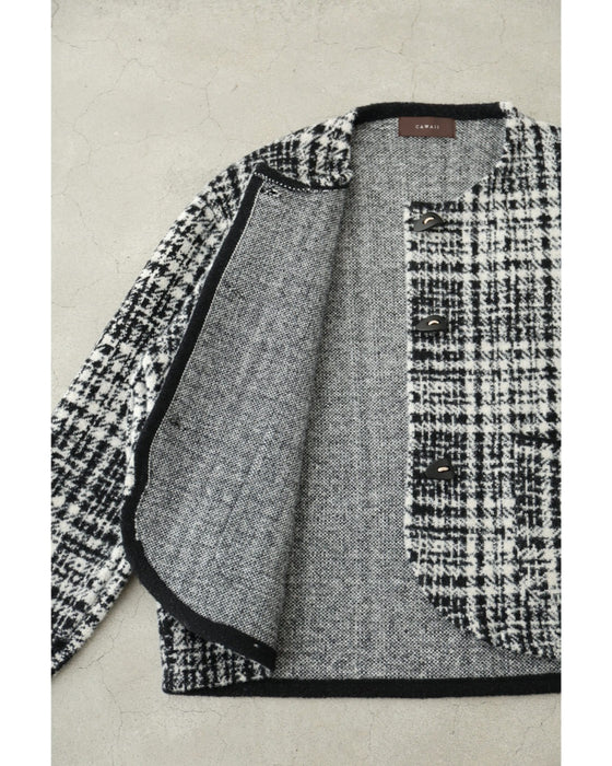 重ね着風な手元のチェックニットジャケット