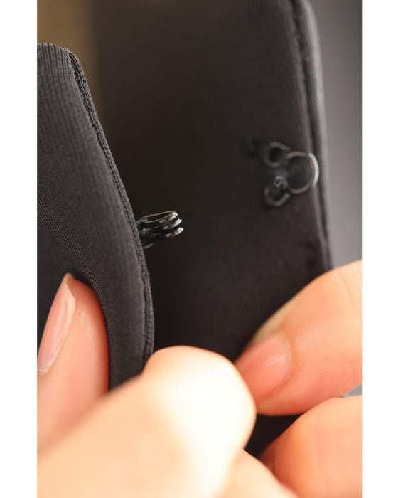 裾に咲くふわふわチュールのダンボール素材コート