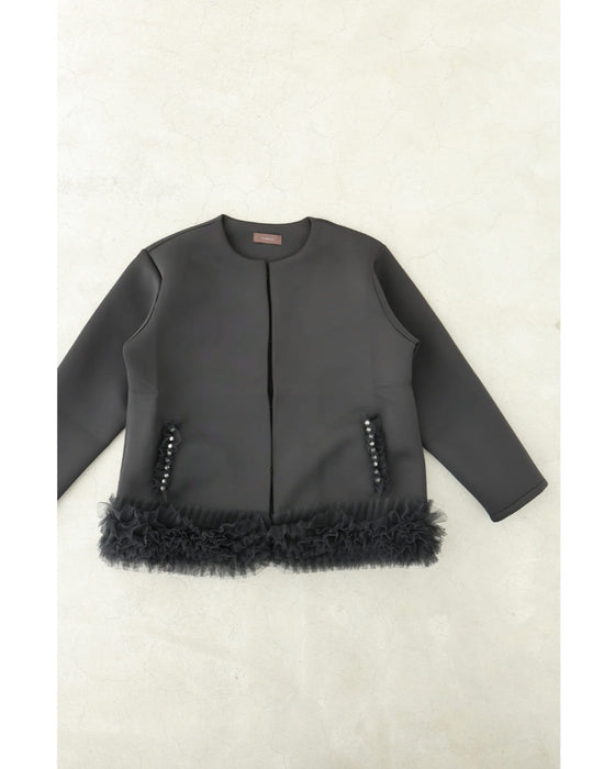 裾に咲くふわふわチュールのダンボール素材コート