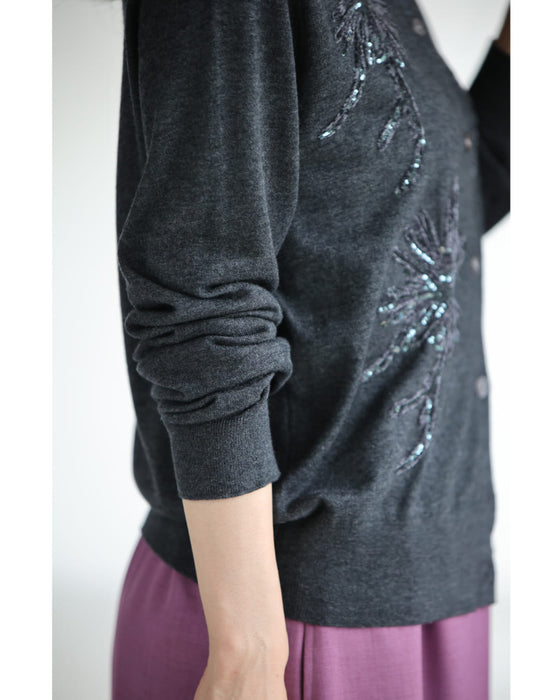 煌めき纏う花装飾カーディガン