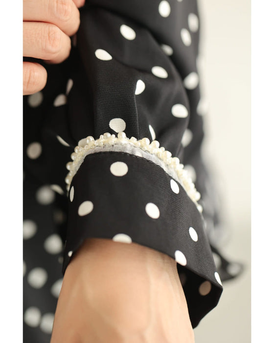 流れるフレアのドットブラウストップス