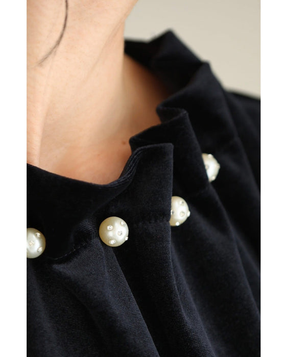 パールを飾ったタックネックのベロアプルオーバートップス