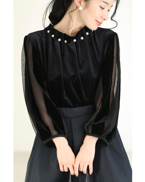 パールを飾ったタックネックのベロアプルオーバートップス