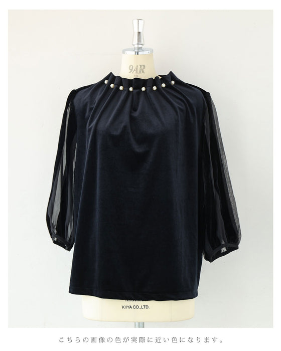 パールを飾ったタックネックのベロアプルオーバートップス