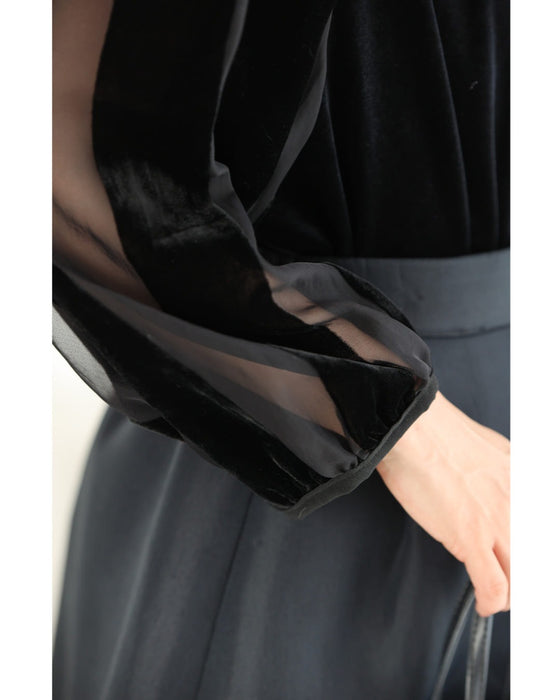 パールを飾ったタックネックのベロアプルオーバートップス