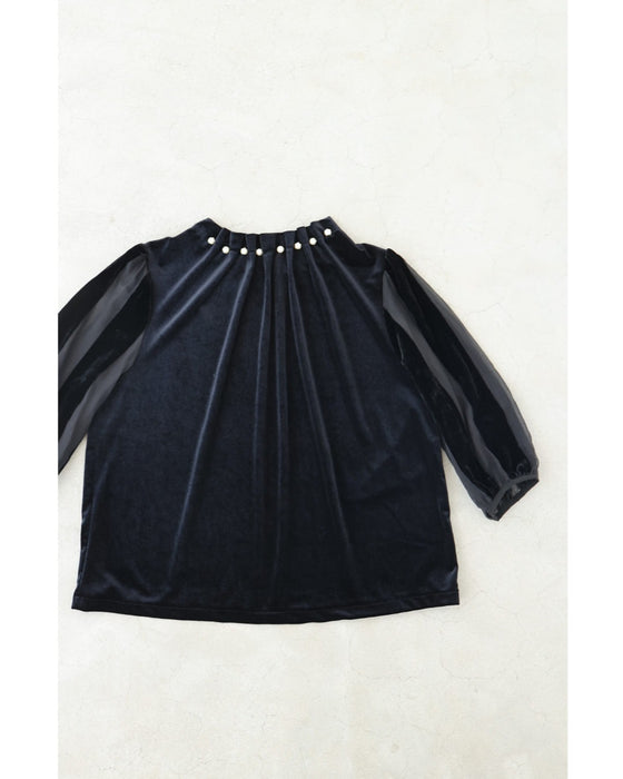 パールを飾ったタックネックのベロアプルオーバートップス