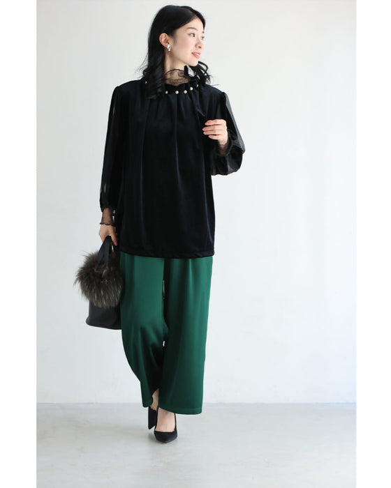 パールを飾ったタックネックのベロアプルオーバートップス