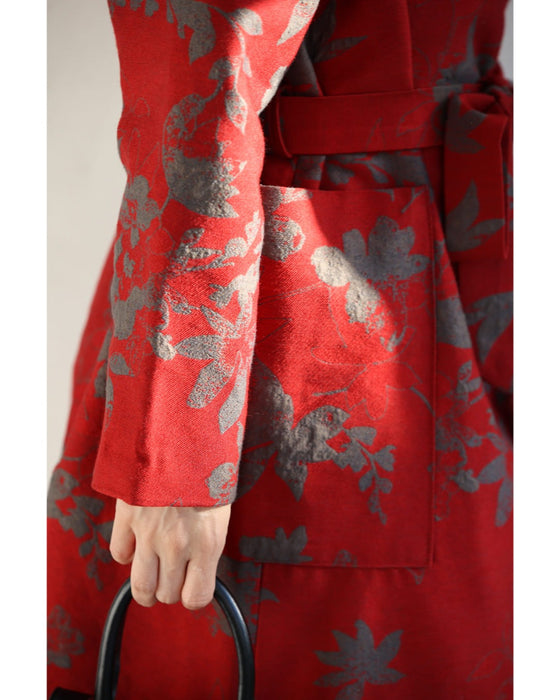 葉っぱのシルエット浮かぶ映える赤のロングコート(リボンベルト付)