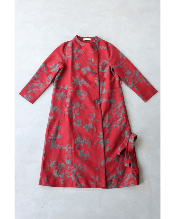 葉っぱのシルエット浮かぶ映える赤のロングコート(リボンベルト付)