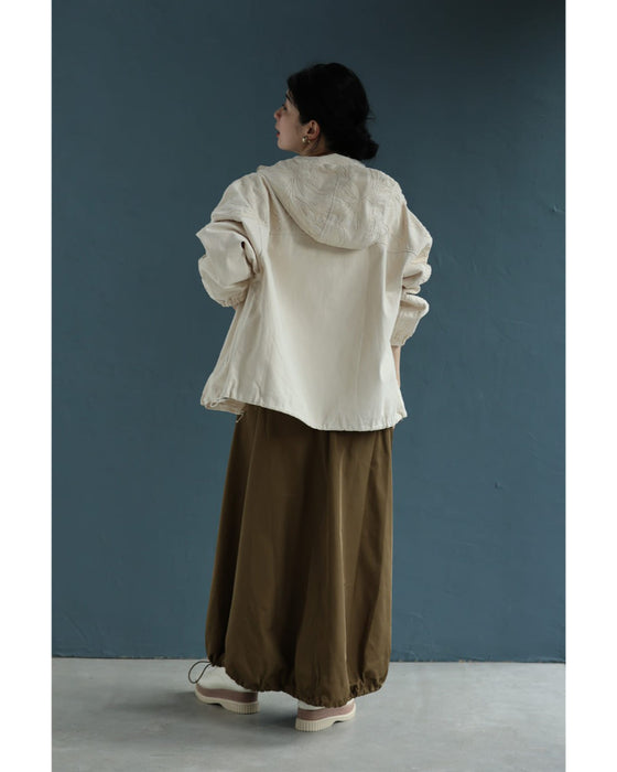 線画の花が浮かぶフード付きブルゾン