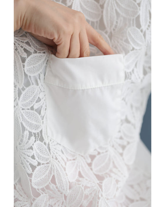 裾が絞れるリーフレースシャツトップス