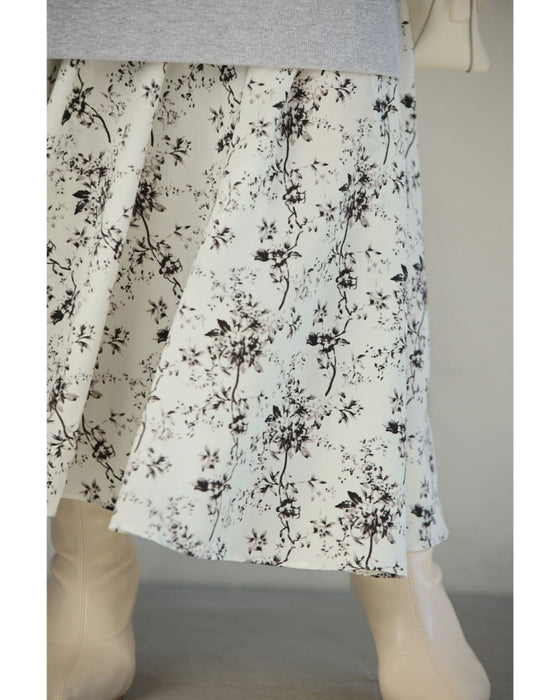 裾に広がる花柄の重ね着風スウェットロングワンピース