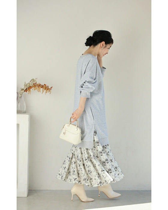 裾に広がる花柄の重ね着風スウェットロングワンピース