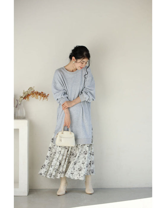 裾に広がる花柄の重ね着風スウェットロングワンピース