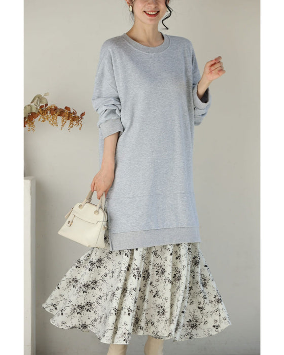 裾に広がる花柄の重ね着風スウェットロングワンピース