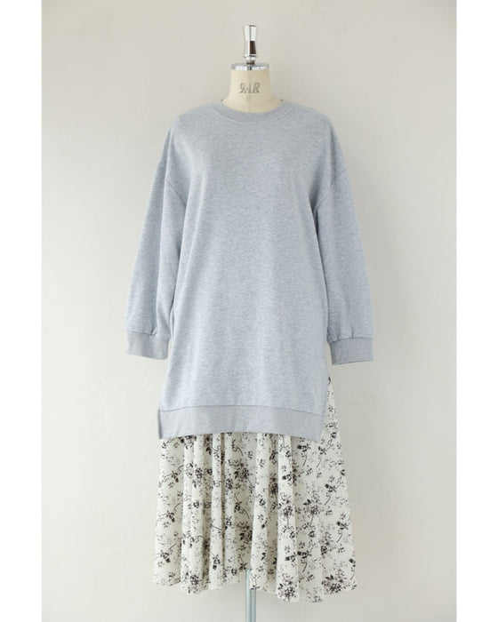 裾に広がる花柄の重ね着風スウェットロングワンピース