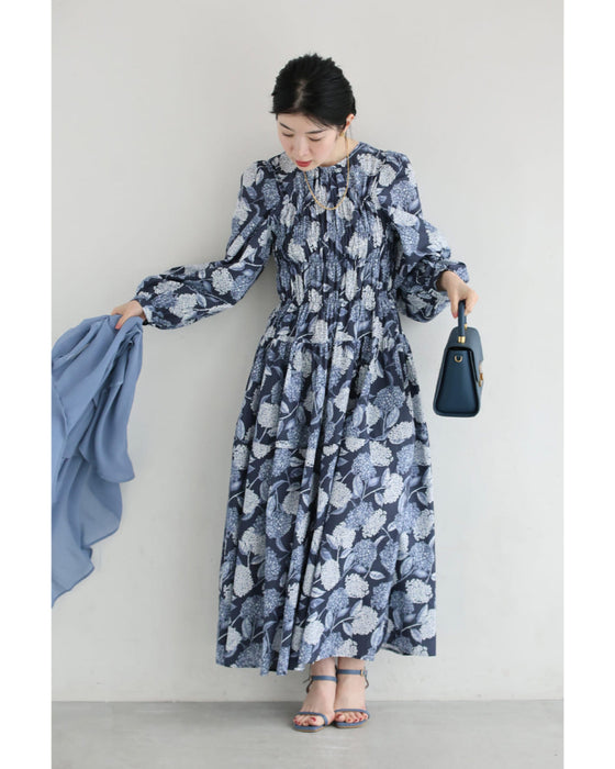 胸元シャーリングの紫陽花柄ロングワンピース