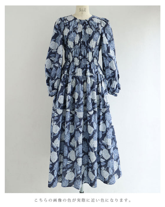 胸元シャーリングの紫陽花柄ロングワンピース