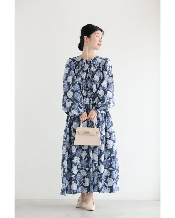 胸元シャーリングの紫陽花柄ロングワンピース