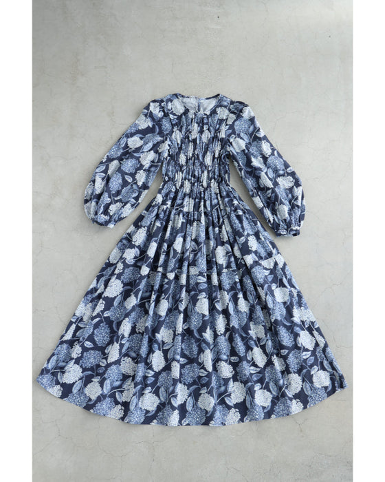 胸元シャーリングの紫陽花柄ロングワンピース