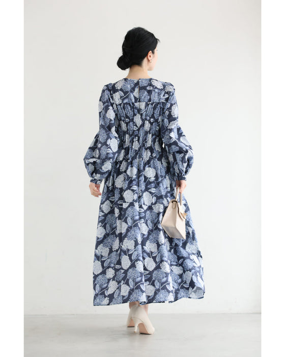胸元シャーリングの紫陽花柄ロングワンピース