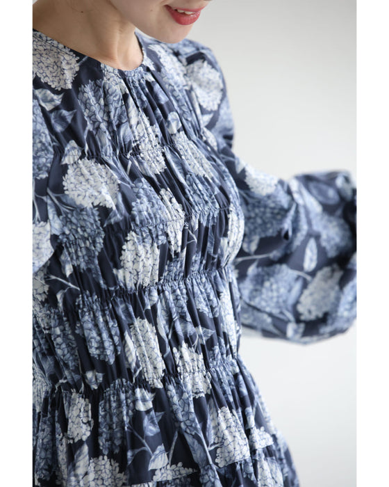 胸元シャーリングの紫陽花柄ロングワンピース