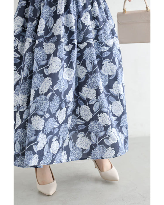 胸元シャーリングの紫陽花柄ロングワンピース