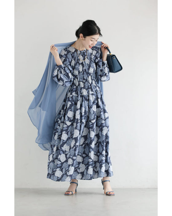 胸元シャーリングの紫陽花柄ロングワンピース