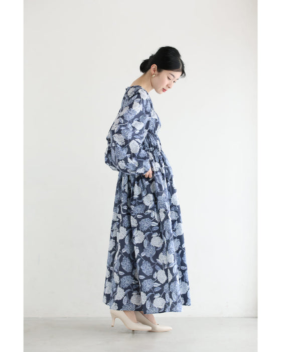 胸元シャーリングの紫陽花柄ロングワンピース