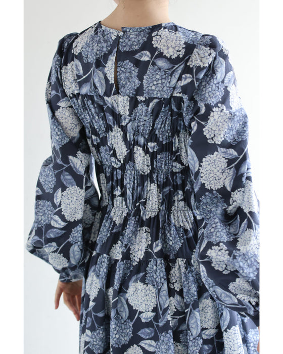 胸元シャーリングの紫陽花柄ロングワンピース