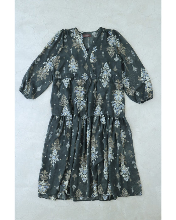 降り注ぐエレガントな華装飾ミディアムワンピース